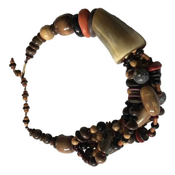 NEIMAN MARCUS BEADED NECKLACE WITH LARGE SHELL. CHOKER STYLE. ONE SIZE. - Picture 3 of 6